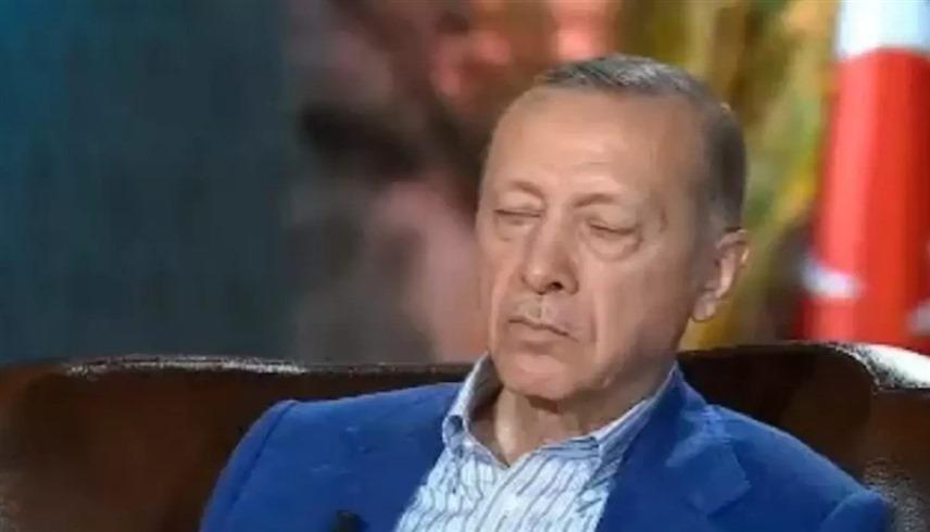 بالفيديو  .. أردوغان يغفو في بث مباشر