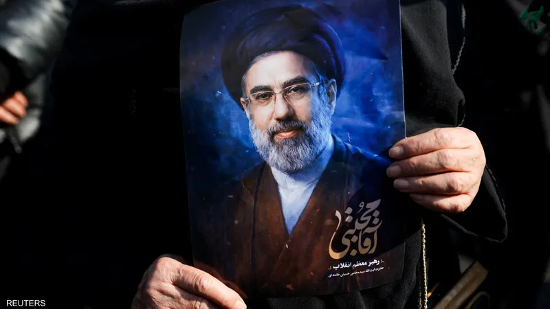 يحتاج لطرف صناعي ولا ينطق  ..  تسريبات تكشف تفاصيل الوضع الصحي لمجتبى خامنئي