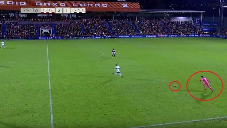 بالفيديو :حارس مرمى يسجل هدفا خياليا من قبل منتصف الملعب