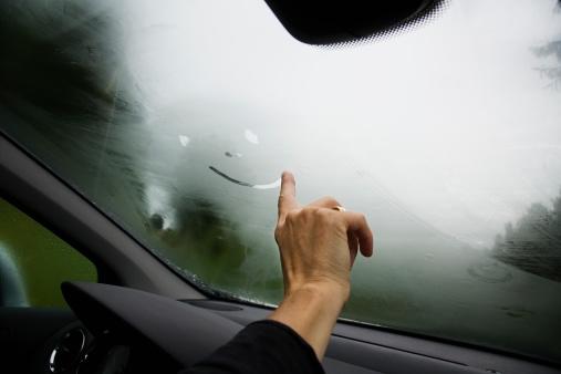 نصائح للتعامل مع الضباب الذي يغطي نوافذ السيارات