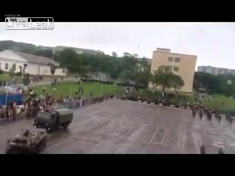 بالفيديو  ..  مدرعة عسكرية تدهس جنديا بالخطأ في عرض عسكري 