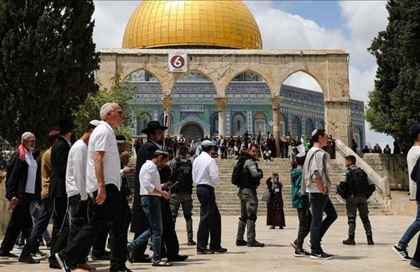 تحت حماية شرطة الاحتلال  ..  مستوطنون يقتحمون المسجد الأقصى