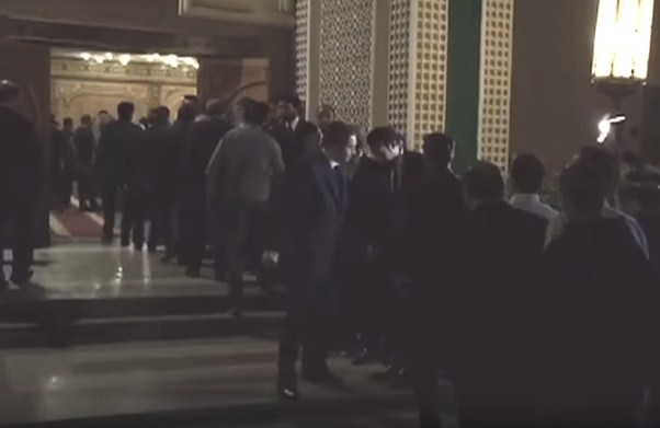 بالفيديو  ..  علاء مبارك يظهر علناً لأول مرة بعد الافراج عنه 