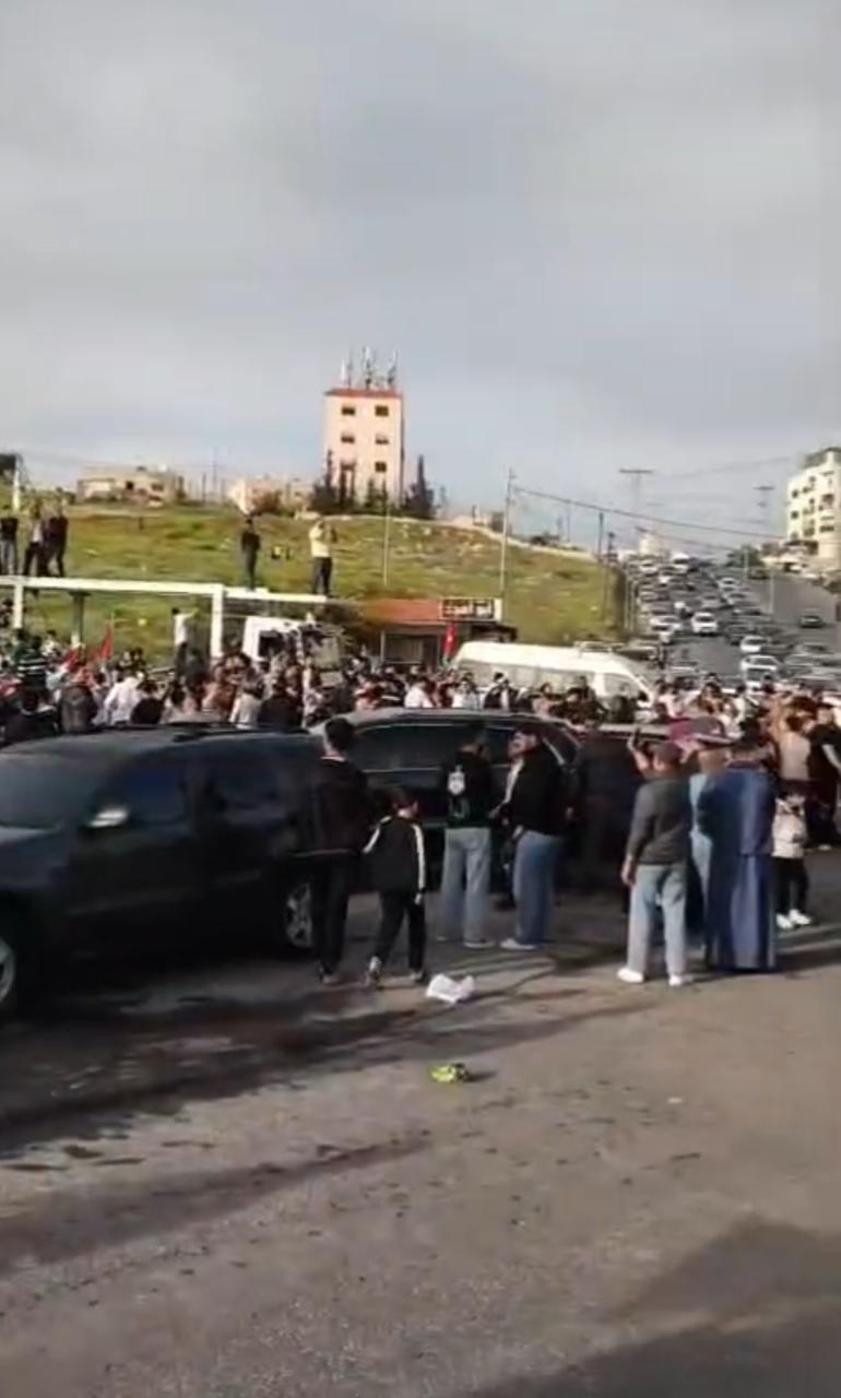 افتتاح مطعم على دوار الدبابة  في طبربور يتسبب بازمه خانقة للمركبات .. فيديو 