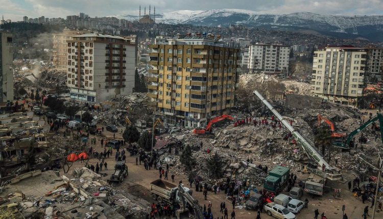 بعد مرور 296 ساعة ..  إنقاذ 3 أشخاص بينهم طفل من تحت الأنقاض في تركيا - صورة 