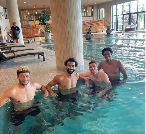 محمد صلاح يستمتع بوقته داخل حوض السباحة برفقة لاعبي ليفربول الإنجليزي
