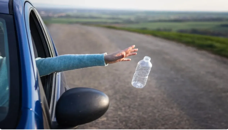 تحويل سائق ألقى نفايات من مركبته للجهات المختصة بعد فيديو متداول في الأردن