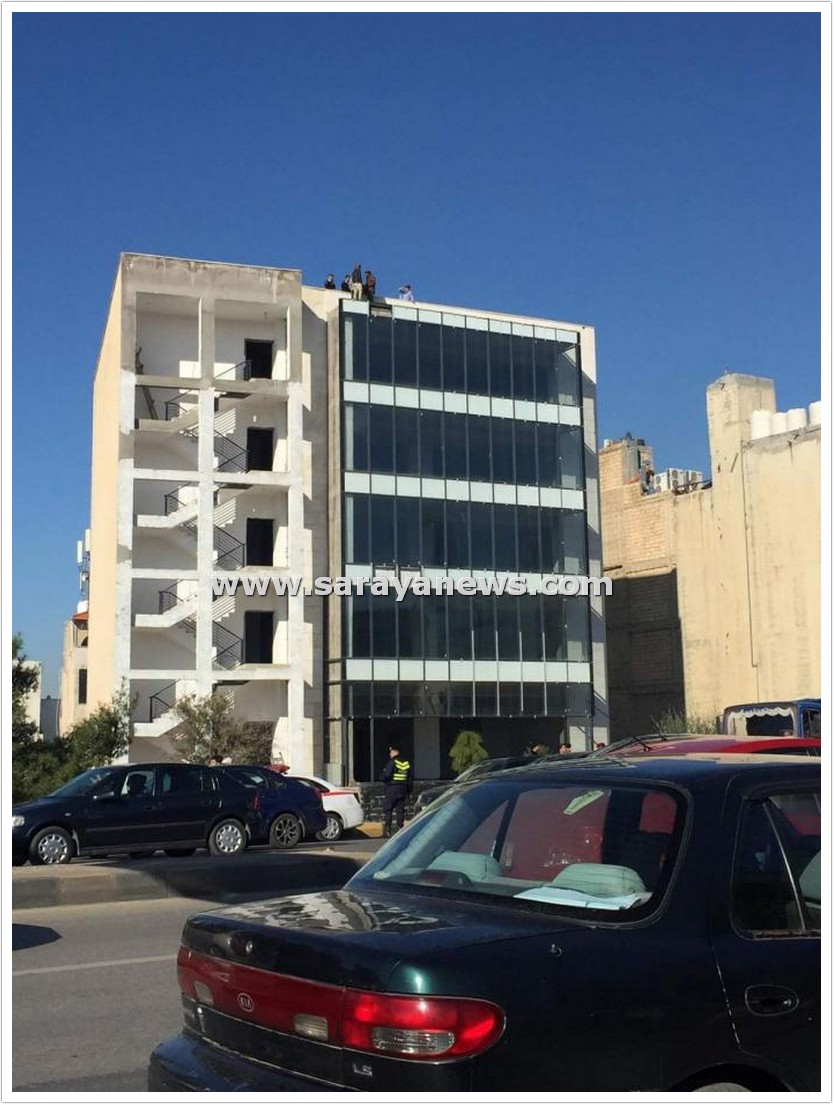 عاجل  ..  بالفيديو و الصور  ..  محاولة انتحار جماعية لأب وابناءه بالقرب من الدوار السابع وتواجد أمني كثيف