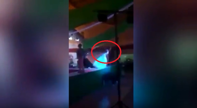 بالفيديو  ..  مشاجرة بالايدي بين متسابقين في حفل ملكة جمال المتحولين جنسيا 
