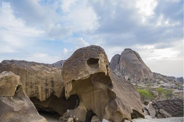 "جبل شدا "بالسعودية صخوره على هيئة حيوانات وطيور وبشر