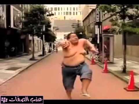 فيديو مضحك لرجل متين جداً يركض بحماس
