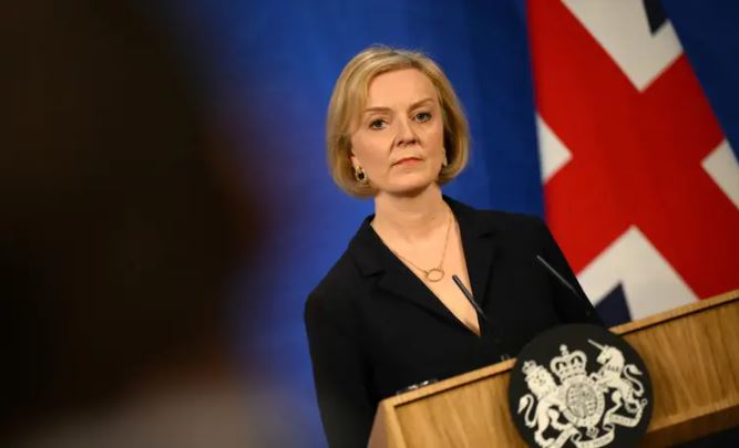 تراس تؤكّد تمسّكها بمنصبها وتأسف لـ "أخطاء" اقتصادية ارتُكبت