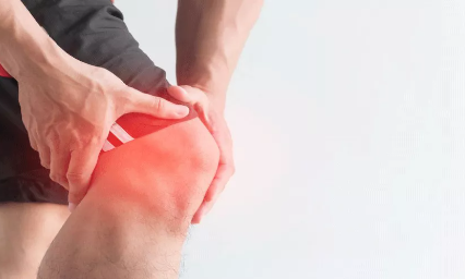 أتعبتني آلام الركبة والقدم، فما السبب؟