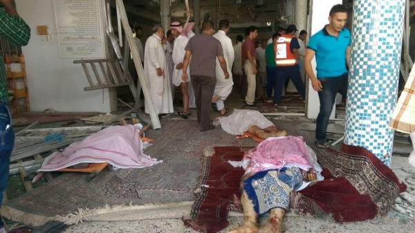بالصور والفيديو  ..  انفجار مسجد في القطيف يسفر عن 30 قتيل
