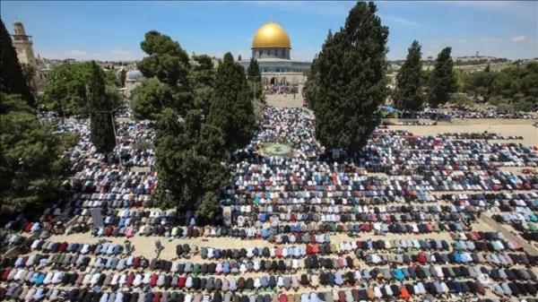 45 ألفا يؤدون صلاة الجمعة في المسجد الأقصى