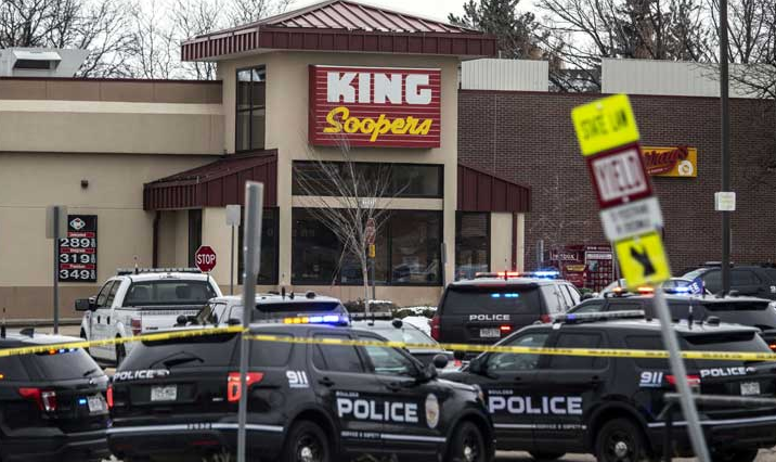 بالصور و الفيديو  ..  مقتل 10 أشخاص في إطلاق نار داخل "متجر" بولاية كولورادو الأمريكية  ..  تفاصيل مرعبة