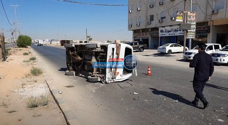 بالصور  ..  3 إصابات بحادث تصادم وانقلاب في المفرق 