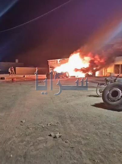 احتراق محل ومركبة في منطقة الأزرق الجنوبي ..  والدفاع المدني يتدخل - فيديو
