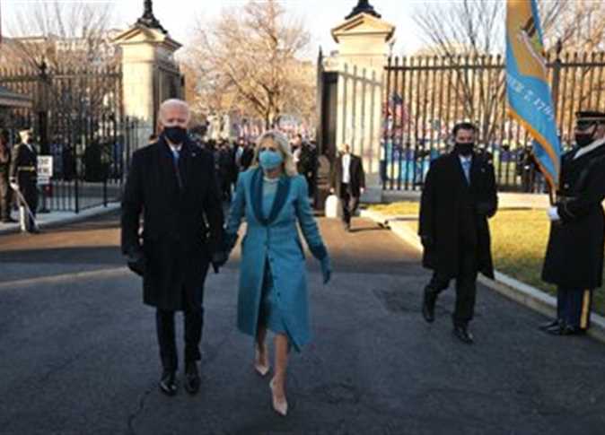 سيرًا على الأقدام ..  بايدن والسيدة الأولى يدخلان إلى البيت الأبيض  .. صور 