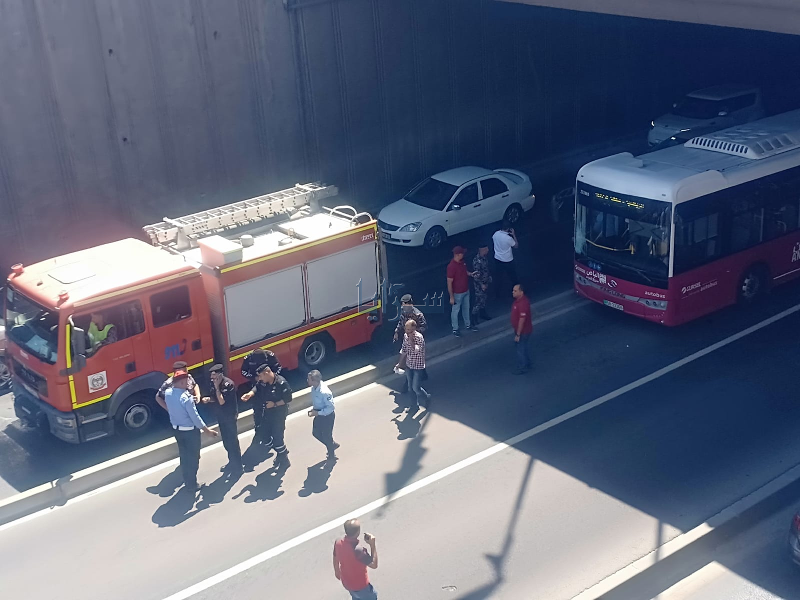 بالصور  ..  شاب يتعرض لحادث دهس داخل نفق طارق في طبربور 
