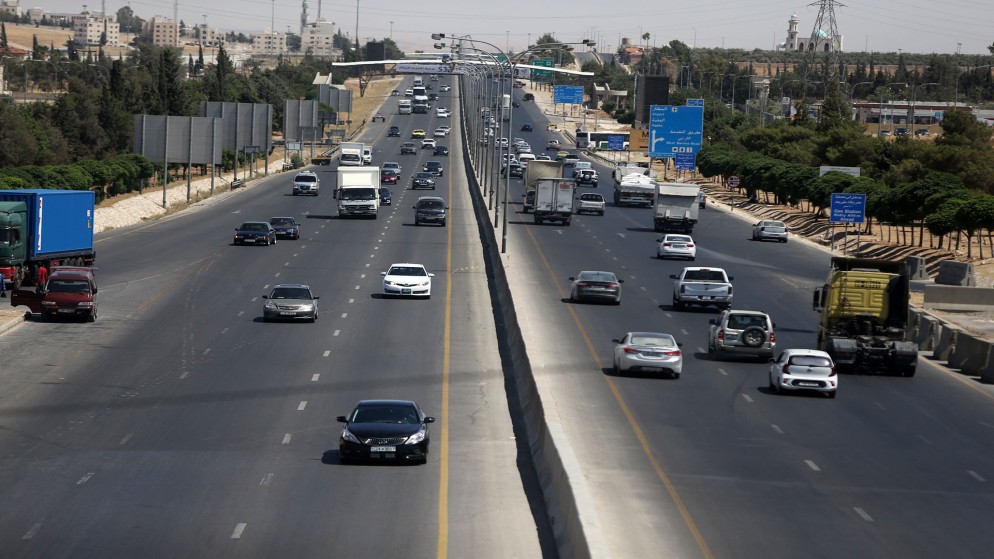 تحويل السير 6 ساعات لإزالة جسر المشاة أمام جامعة عمان الأهلية
