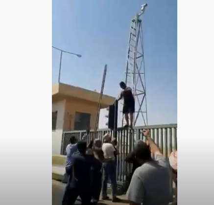 بالفيديو والصور ..  محاولة انتحار سائق شاحنة على حدود العمري اثر عودة الاحتجاجات على وفاة سائق