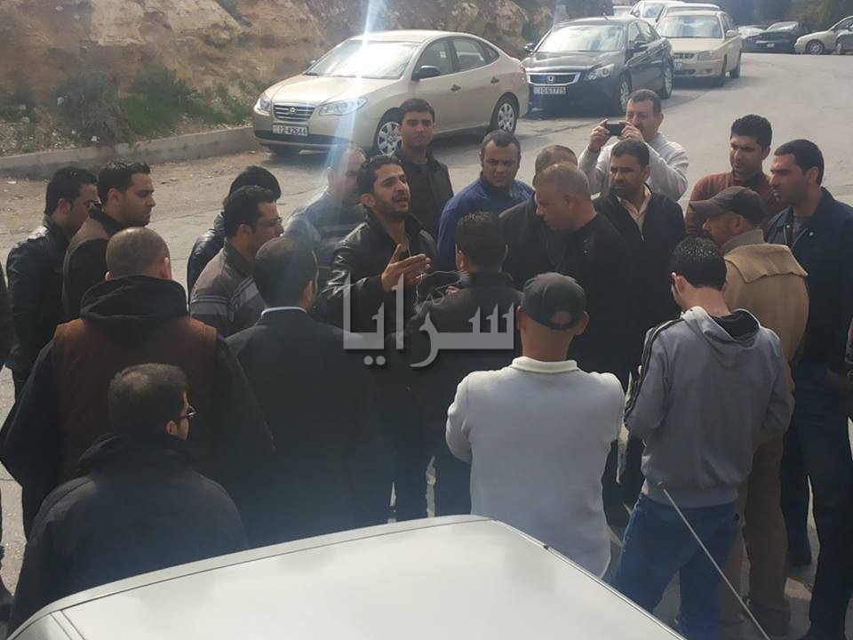 شاهد بالصور ..  عاطل عن العمل يحاول الإنتحار عن جسر مشاة بشارع الجامعة بعمان