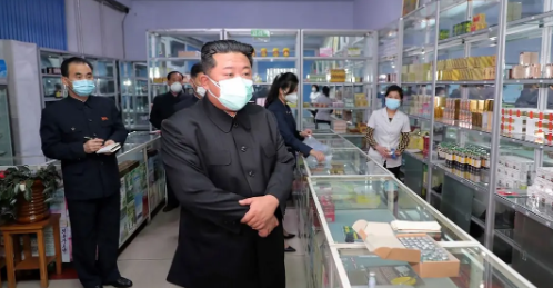 زعيم كوريا الشمالية يتفقد صيدلية وكورونا يضرب بقوة
