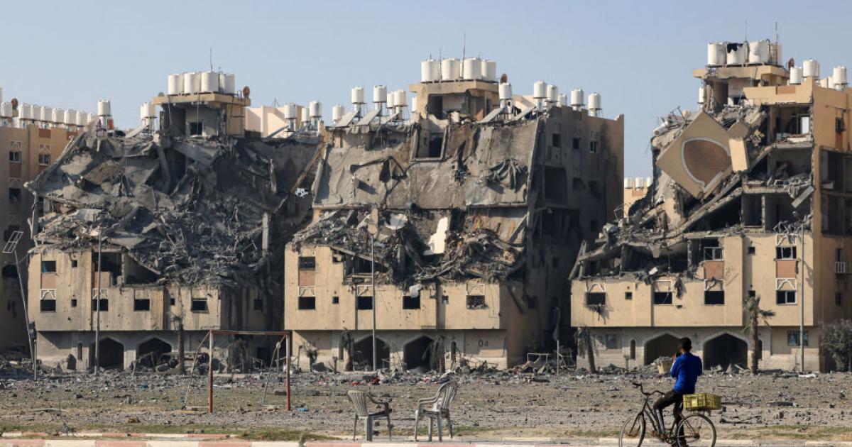 شاهد لحظة تدمير حي كامل في خانيونس وسط هتافات وصفارات جنود الاحتلال