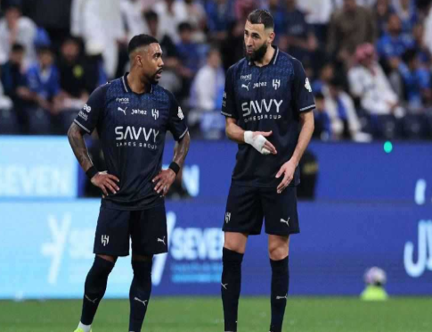 بعد اهتمام غريميو ..  الهلال يحدد سعر بيع عقد نجم الفريق
