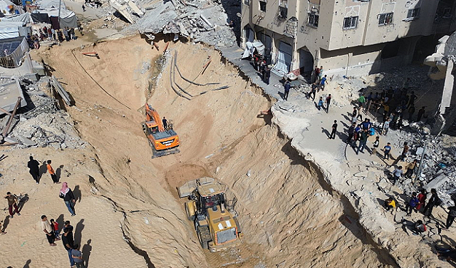 طاقم مصري يدخل غزة برفقة عدد محدود من الآليات للبحث عن الأسرى المفقودين