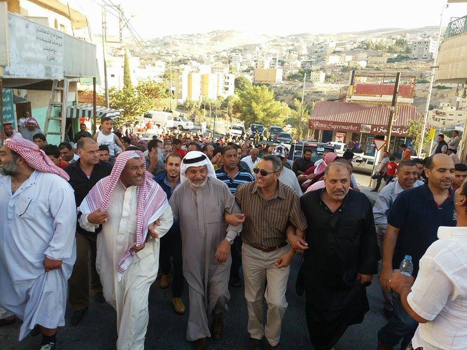 بالصور  .. مسيرة بوادي موسى تطالب تجار التعزيم بالسداد فورا