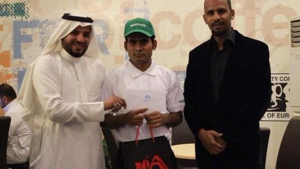 السعودية ..  البحث عن الشاب الذي سكب القهوة على عامل مقهى