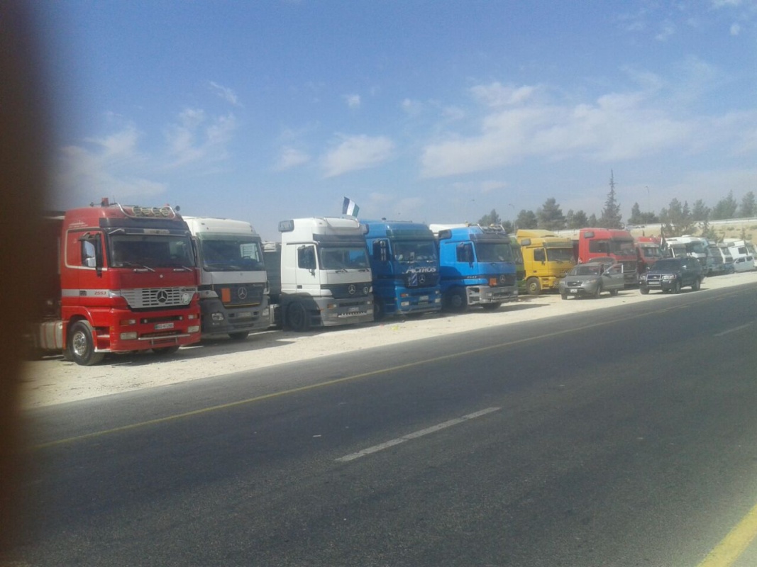 اعتصام 100 شخص من أصحاب الشاحنات والبرادات امام وزارة النقل احتجاجاً على قرارات هيئة النقل