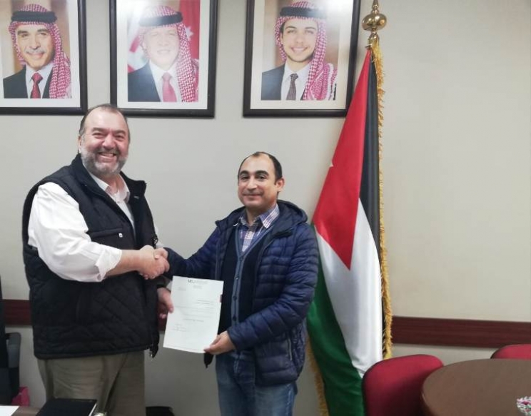 الشرق الأوسط" تكرم أحد طلبتها المبادرين