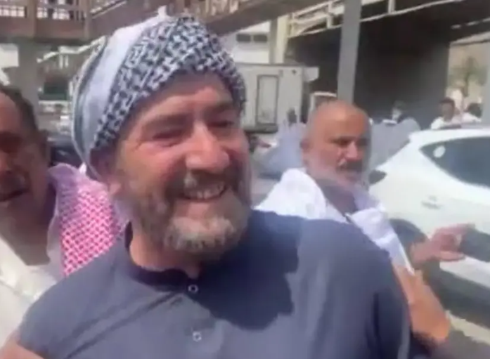 بالفيديو ..  عراقي يصل من بريطانيا لمكة المكرمة سيرًا على الأقدام لأداء فريضة الحج 