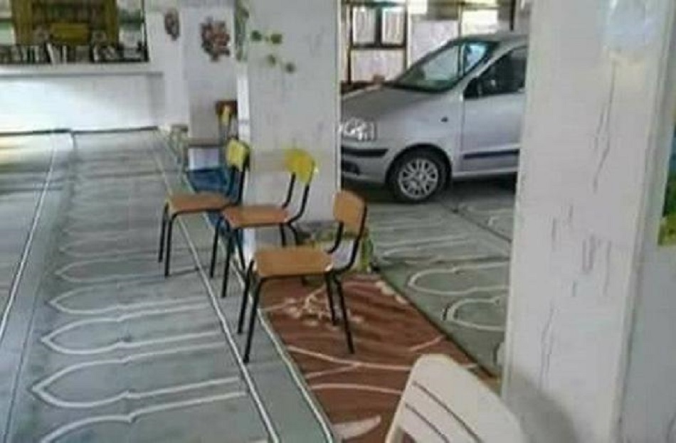 بالصور .. رجل ينتهك حرمة مسجد في رمضان ويثير غضب المتابعين بركن سيارته داخل مسجد