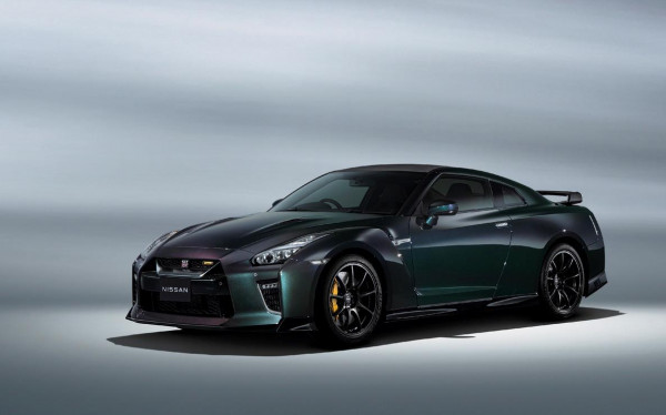 نيسان تصدر طرازين جديدين من GT-R