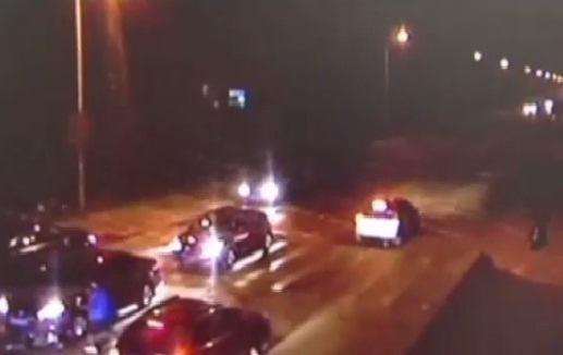 بالفيديو : رجل دهسته 3 سيارات بأقل من دقيقة ..  وبقي حياً