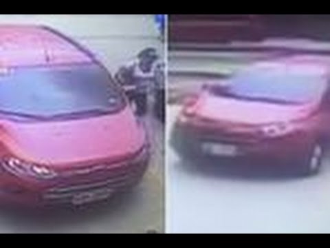 بالفيديو ..  حارس أمن يساعد هذه السيارة على الخروج من الموقف ولكن!