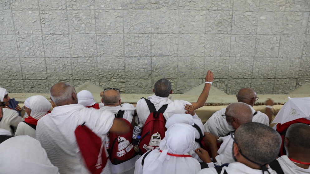 حجاج بيت الله الحرام يكملون رمي الجمرات الثلاث في أول أيام التشريق