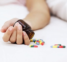 إربد .. فتاة تحاول الإنتحار بتناول 130 حبة دواء 