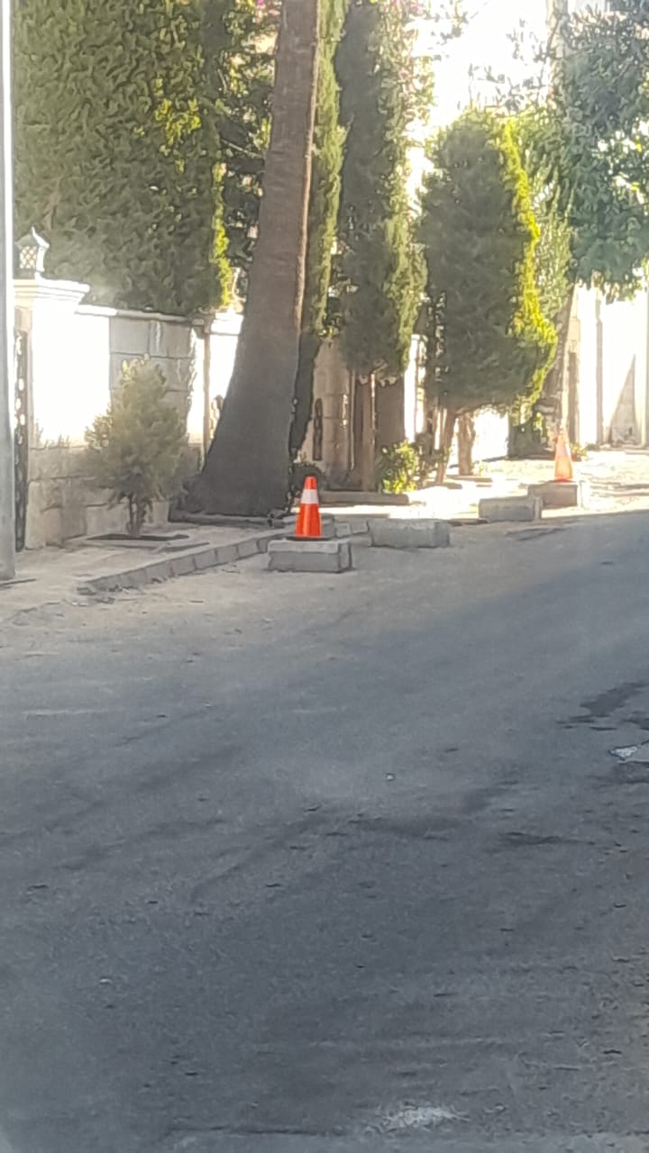 مواطن يشكو ضيق الطريق في حي الفضيلة بسبب "البلوكات"