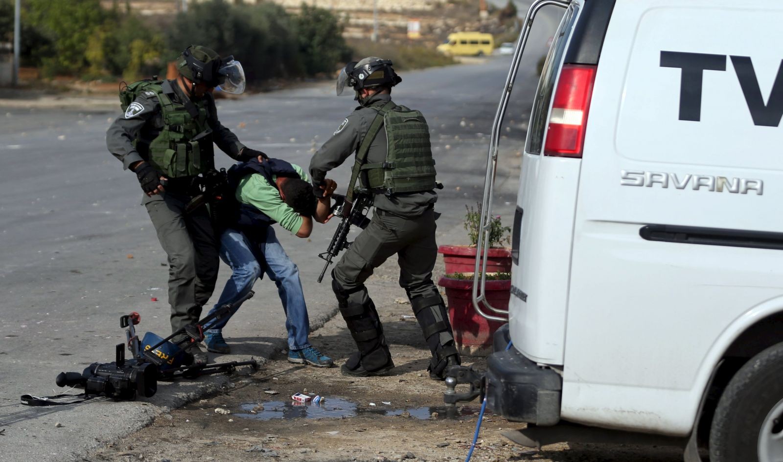 إصابة 5 صحفيين من تلفزيون فلسطين في اعتداء لقوات الاحتلال غرب نابلس