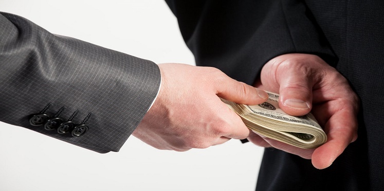 محاكمة 3 موظفين في وزارة بالإمارات بتهمة تلقي رشى فاقت قيمتها 4 ملايين درهم