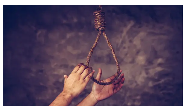 مجزرة عائلية بمصر ..  هشم رأس زوجته وابنته ثم انتحر شنقا