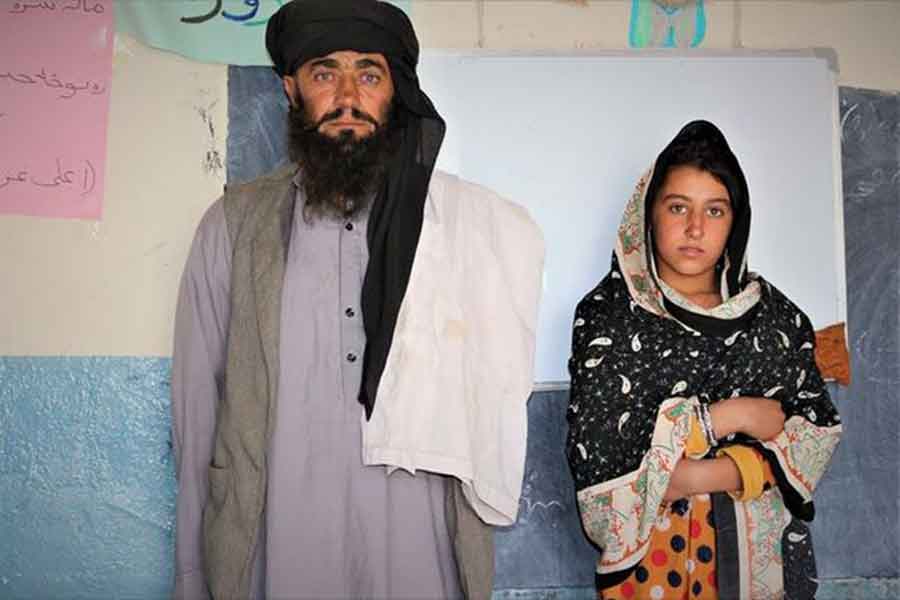 أفغاني يسافر 12 كم يومياً لنقل بناته إلى المدرسة ليصبحن طبيبات