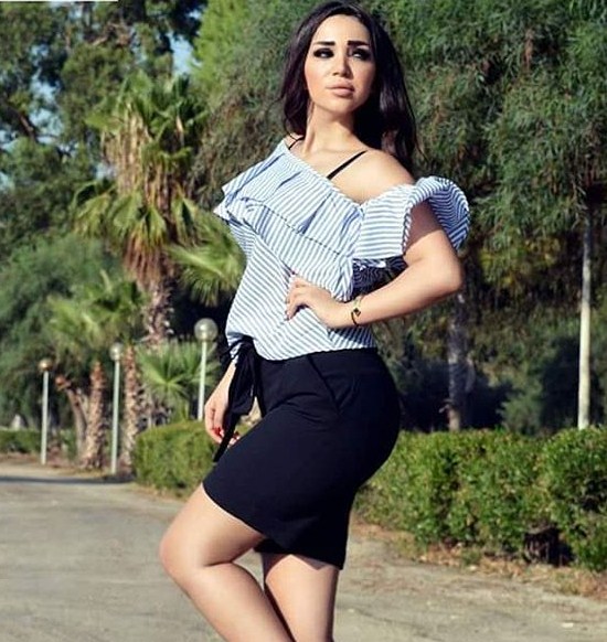 عارضة ازياء تثير الجدل بعد ان وعدت "بخلع ملابسها ببث مباشر" إذا خسر المنتخب السوري ..  و هذا ما فعلته  ..  صور