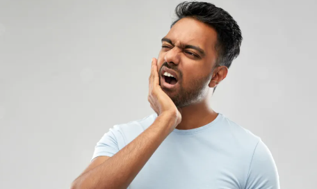 طبيب يحذر من خطورة آلام الفك الصباحية
