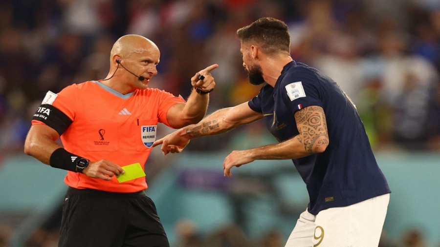 من هو حكم نهائي كأس العالم بين الأرجنتين وفرنسا ؟